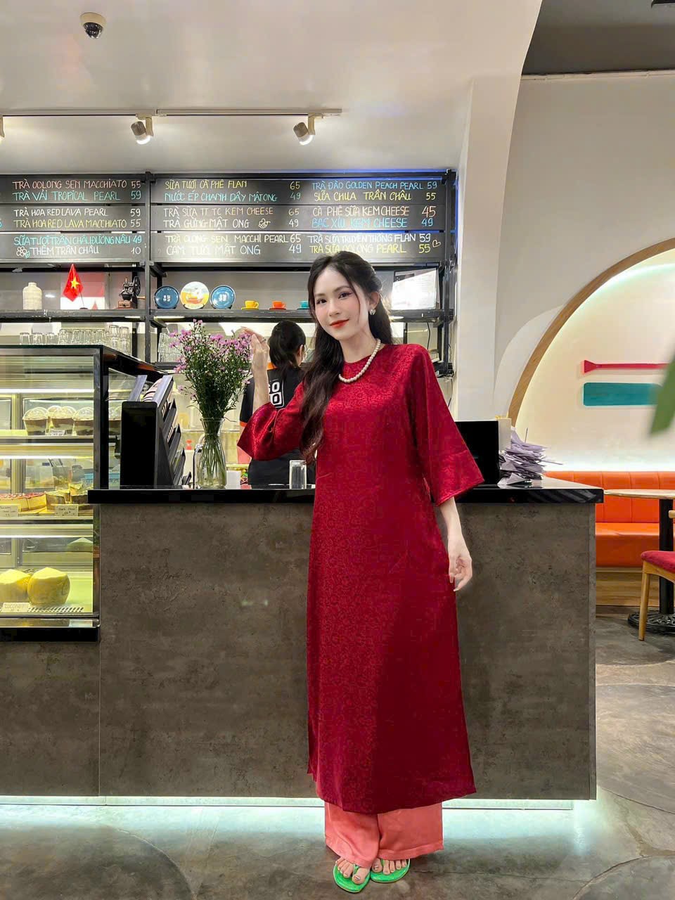 Áo dài gấm đỏ phong cách truyền thống cổ điển