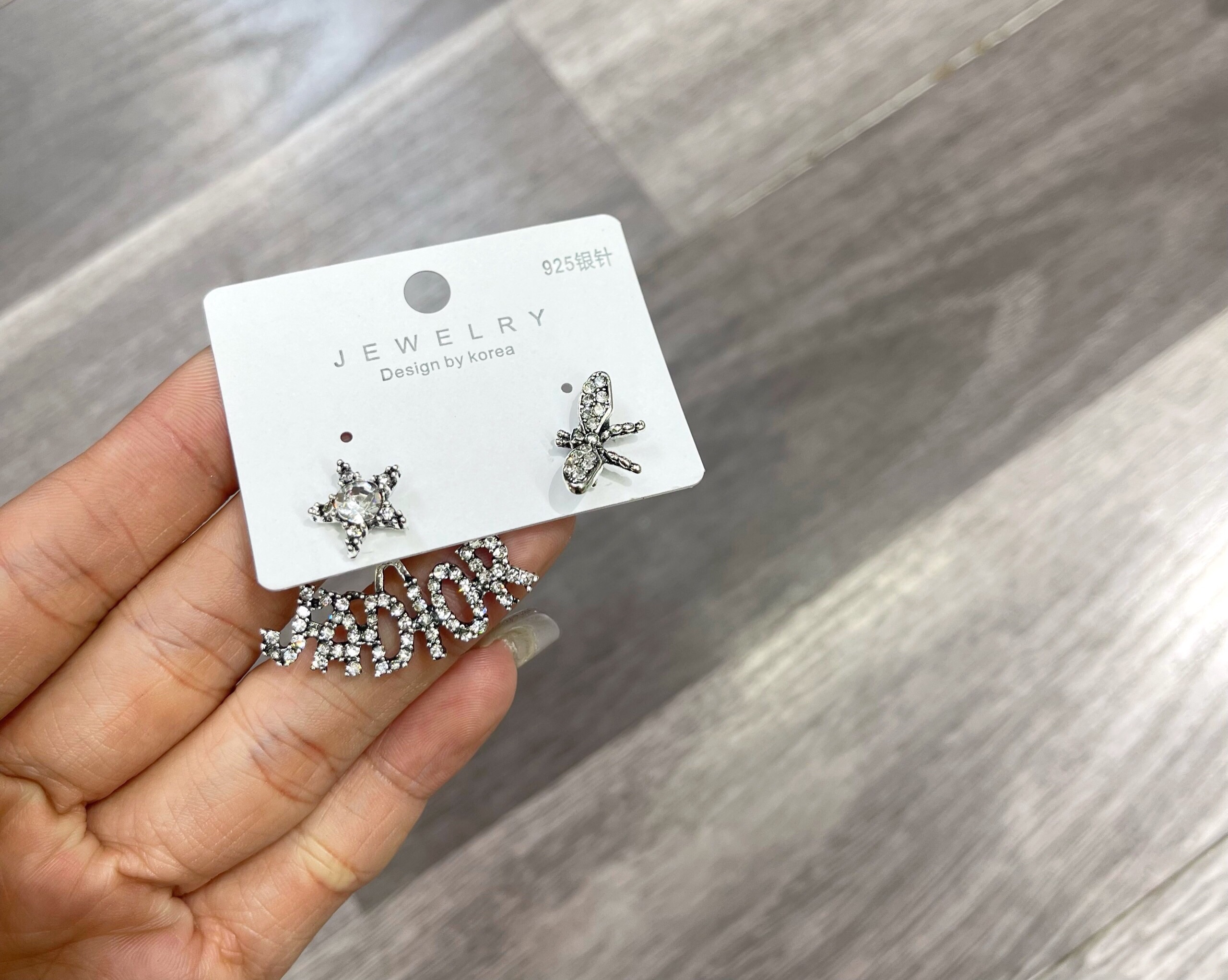 Hoa tai hot hai bên không giống nhau mã jadior