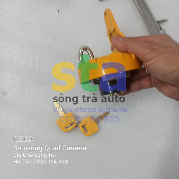 NẮP BÌNH DẦU MÁY ĐÀO MÁY XÚC KOBELCO CÁC LOẠI. LỰA CHỌN 2 HOẶC 3 NGẠNH THEO SỐ CHỖ KHUYẾT TRÊN MIỆNG THÙNG DẦU