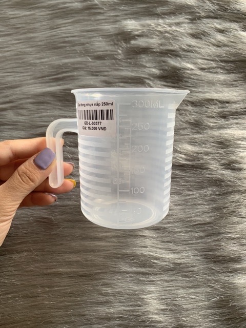 Ca đong nhựa chia vạch 300ml
