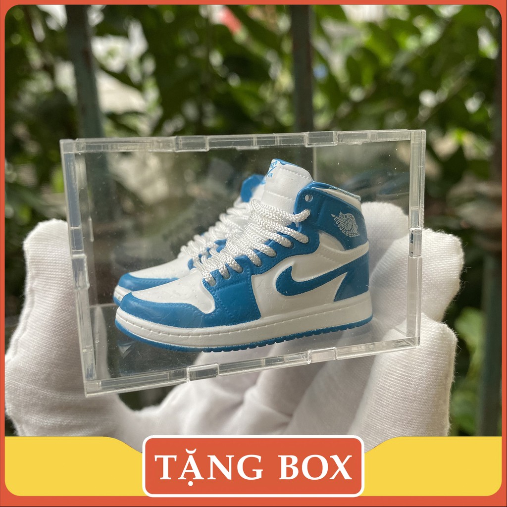 Móc khóa giày Jordan 1 Retro UNC tỉ lệ 1:6 J21