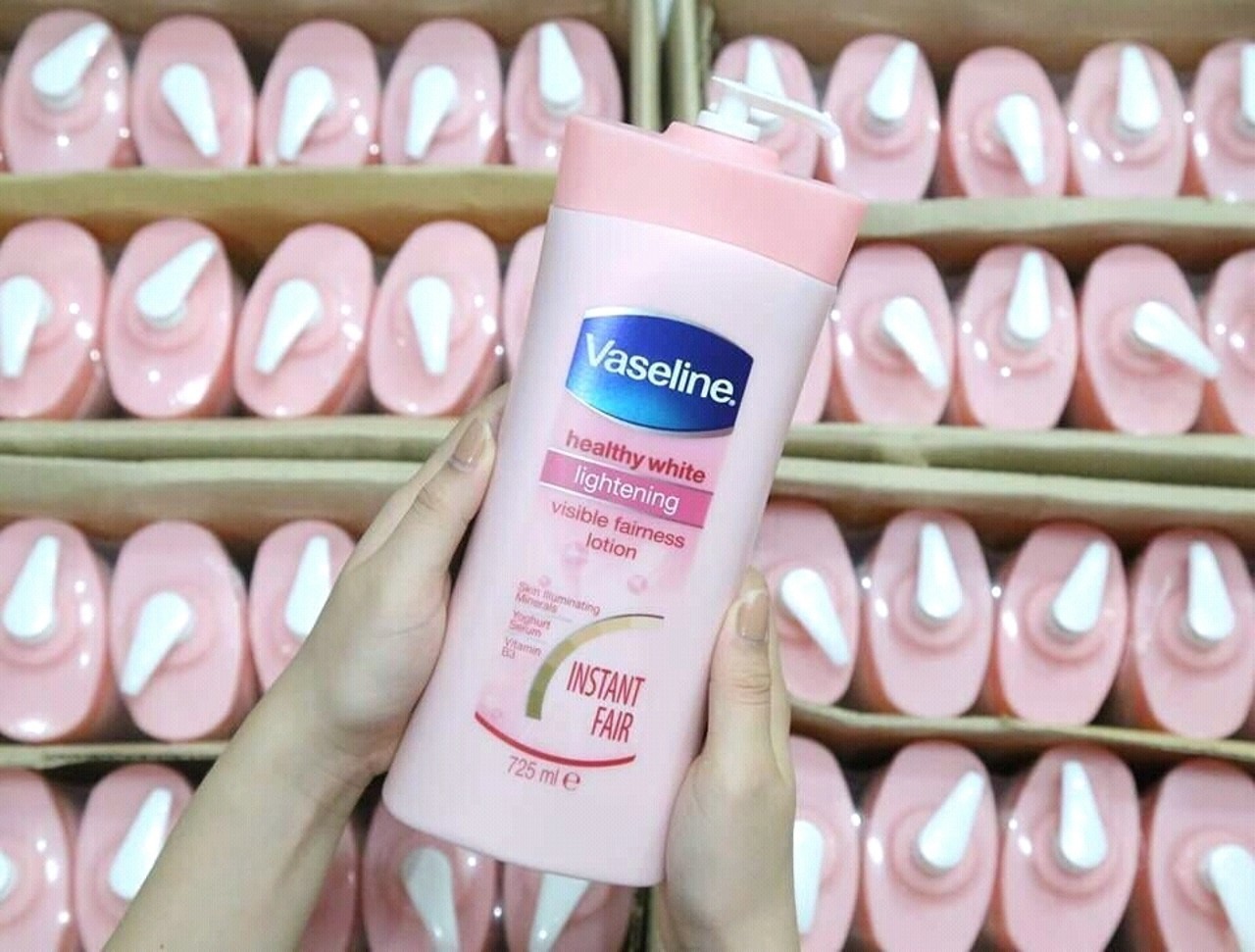 Sữa dưỡng thể trắng da toàn thân Vaseline 725ml(Hồng)