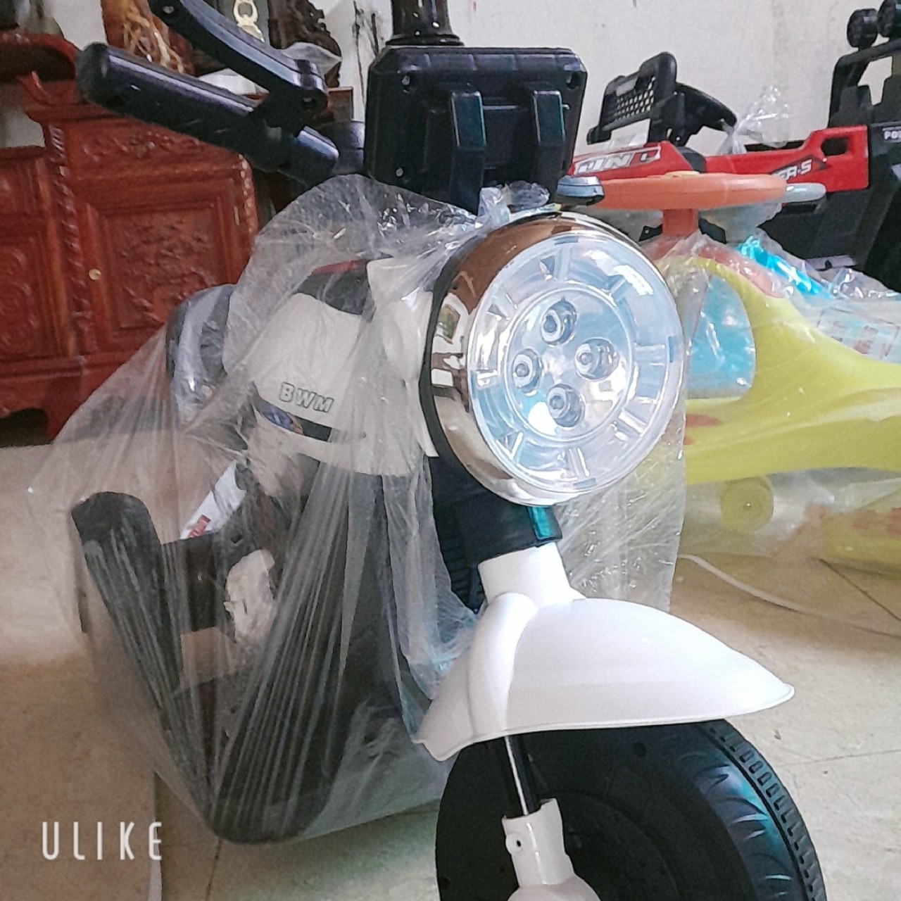 XE MÁY ĐIỆN CHO BÉ CÓ ĐÈN VÀ NHẠC