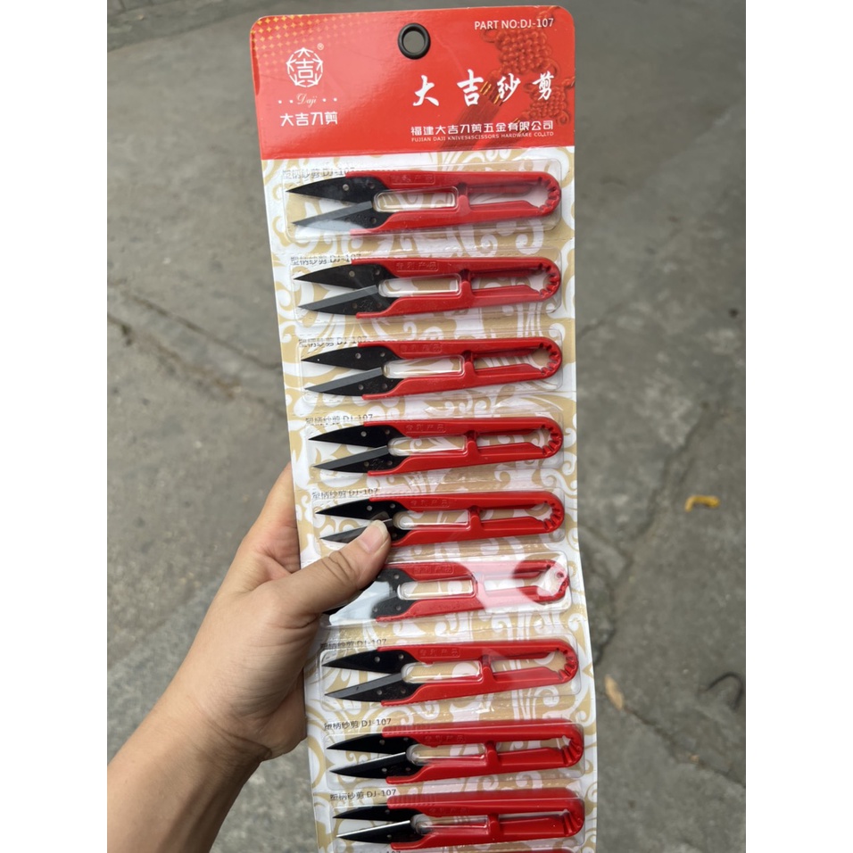 Dây 12 cái kéo bấm chỉ nhựa đỏ lưỡi đen DJ 107 kéo bấm siêu sắc, chính hãng dùng trong ngành may