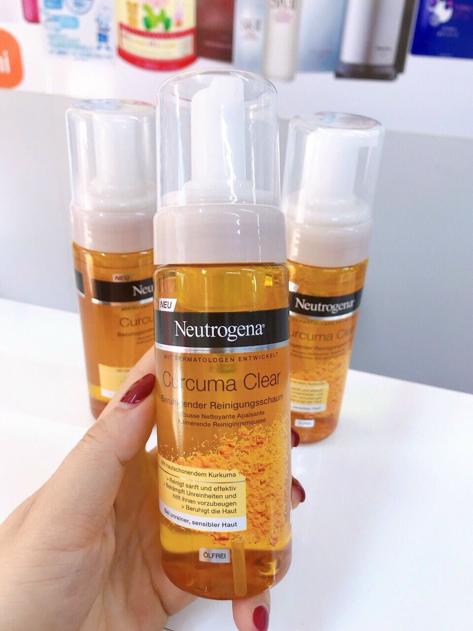Sữa rửa mặt nghệ Neutrogena Curcuma
