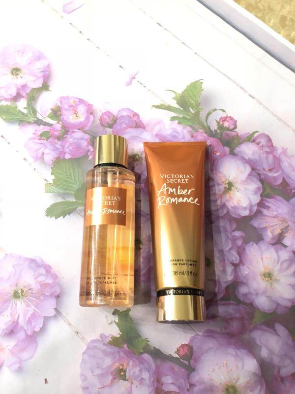 Set Victorias Secret Mùi Amber Romance bao gồm 1 chai Xịt thơm toàn thân 250ml, 1 tuýt lotion 236ml