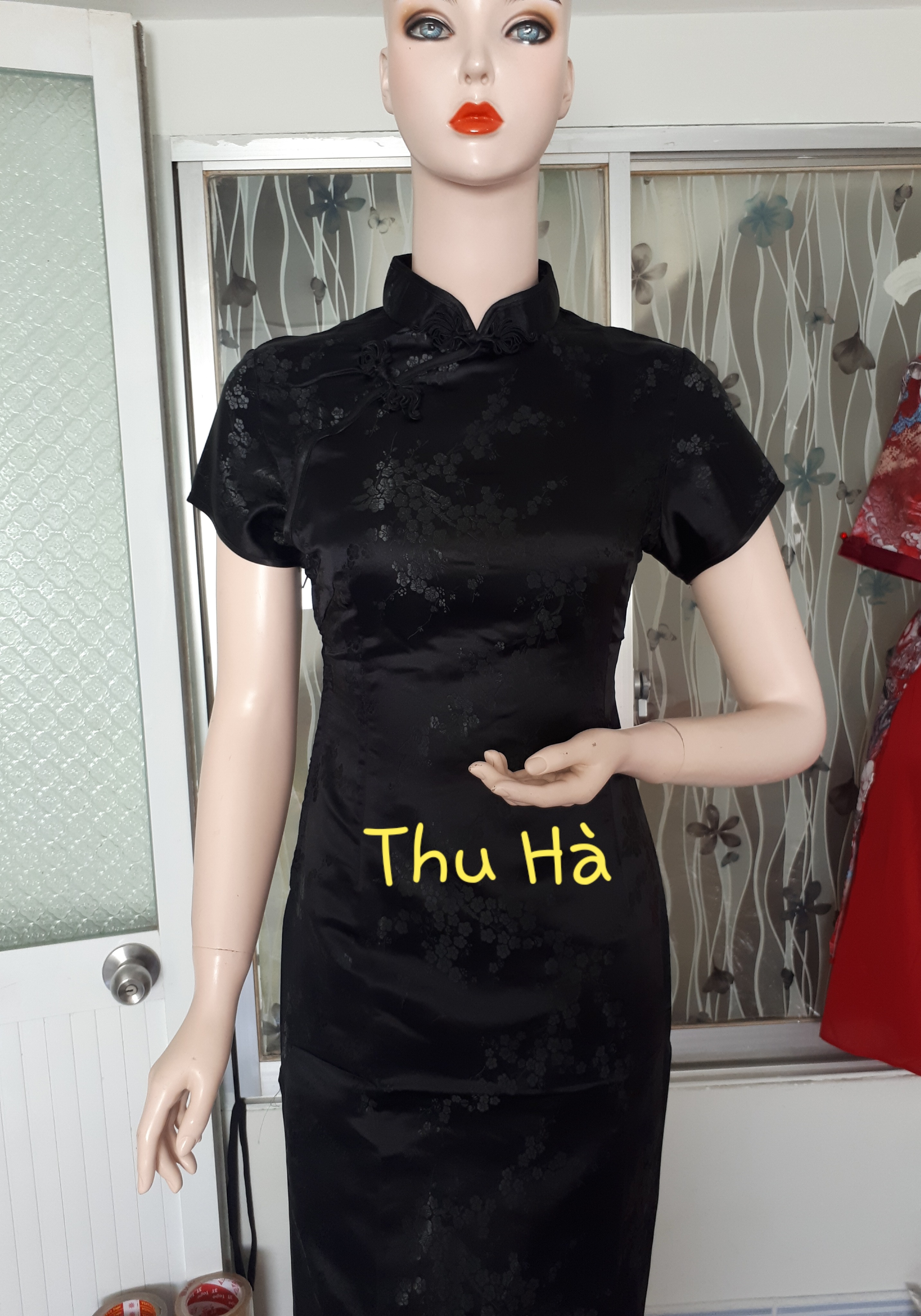 Sườn xám Dài Gấm Đen tuyền có hình thật