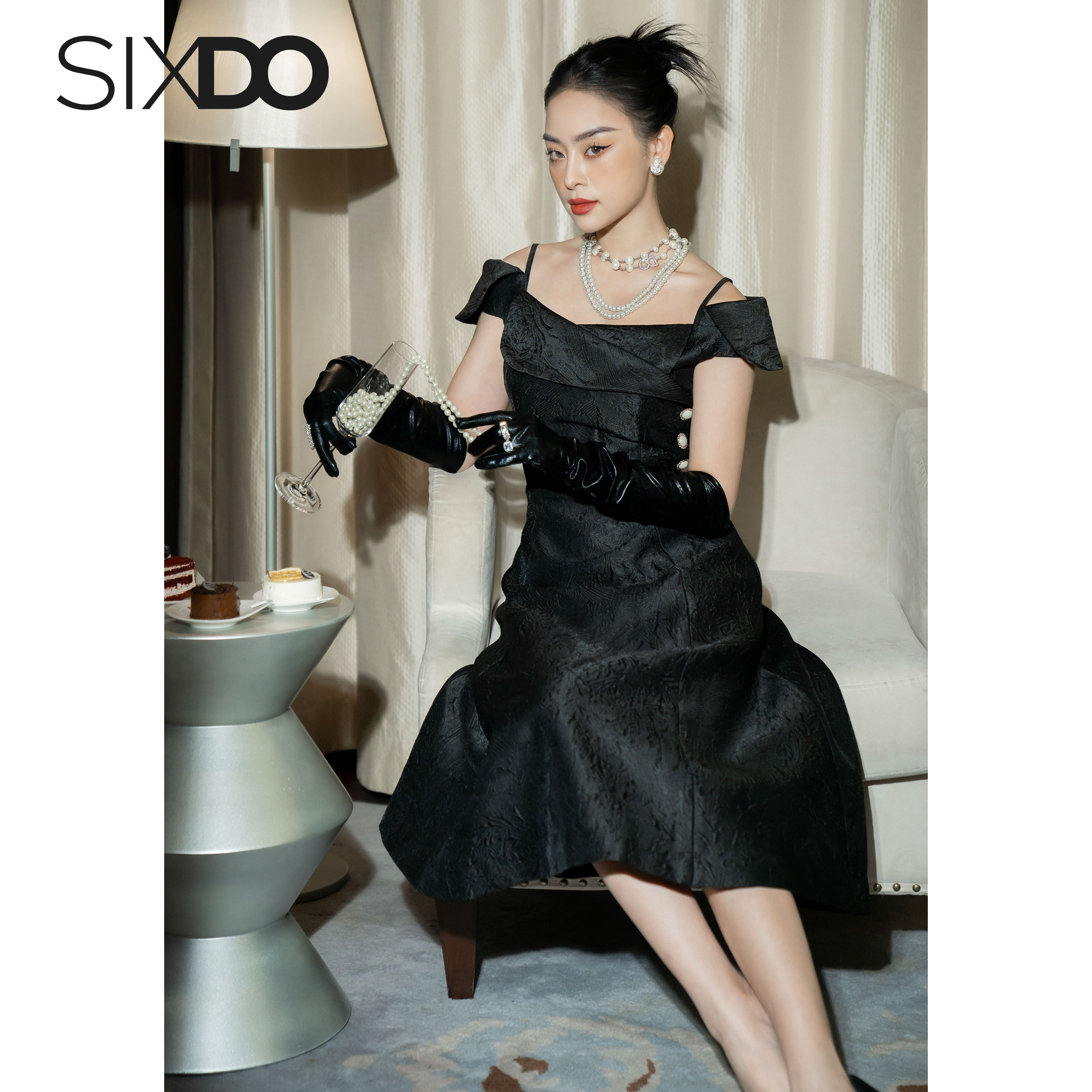 Đầm gấm đen trễ vai phối cúc sườn SIXDO (Black Midi Brocade Dress)