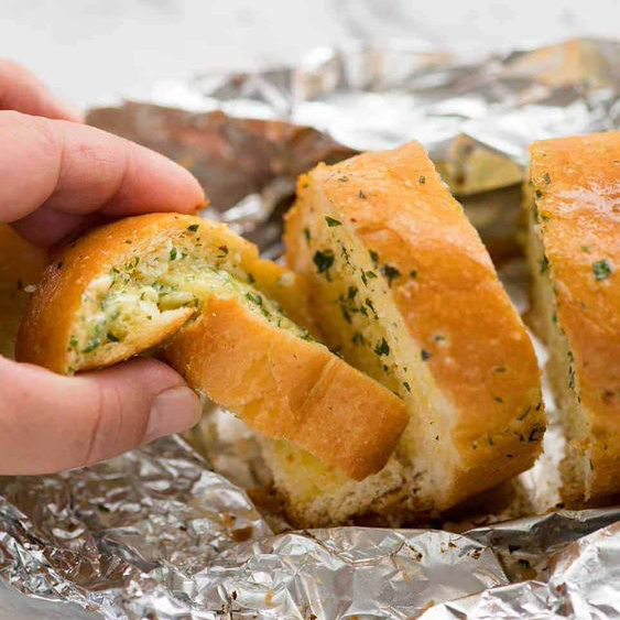 [HCM]Bánh mì nướng bơ tỏi ( kèm 3 loại sốt và phô mai phần nhỏ)