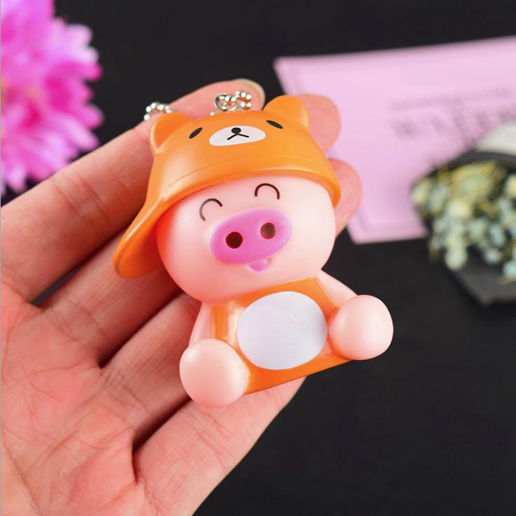 Móc khoá heo ngồi đội mũ