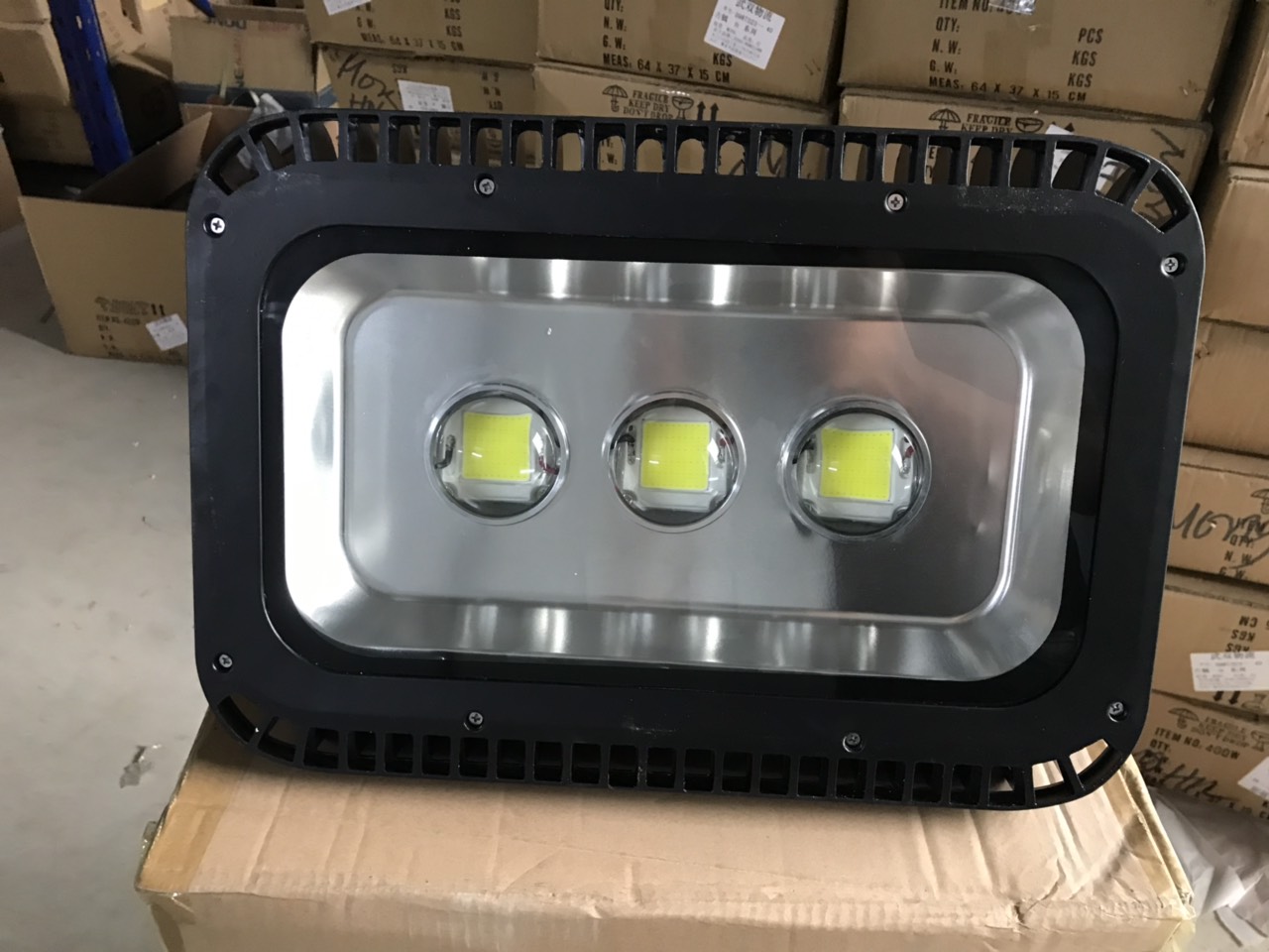 Đèn pha LED 150W chip COB có thấu kính chiếu xa