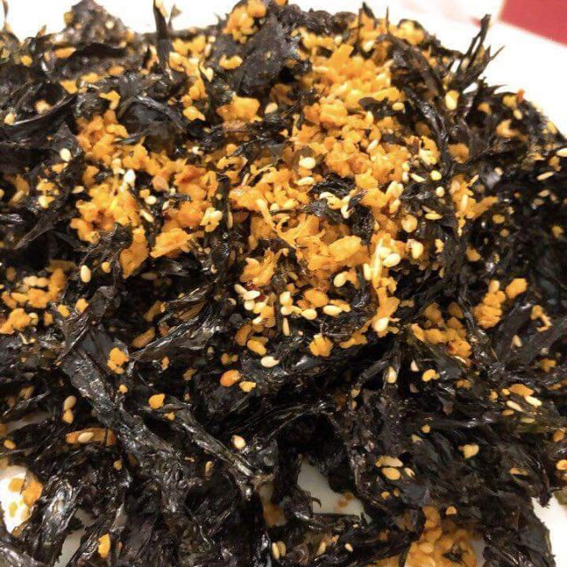 Rong biển cháy tỏi giòn ngon Món ăn vặt siêu hấp dẫn, nhâm nhi miếng rong biển giòn giòn xả stress trong giờ làm việc thì còn gì bằng. không lo tăng cân, ăn là ghiền luôn nhe!