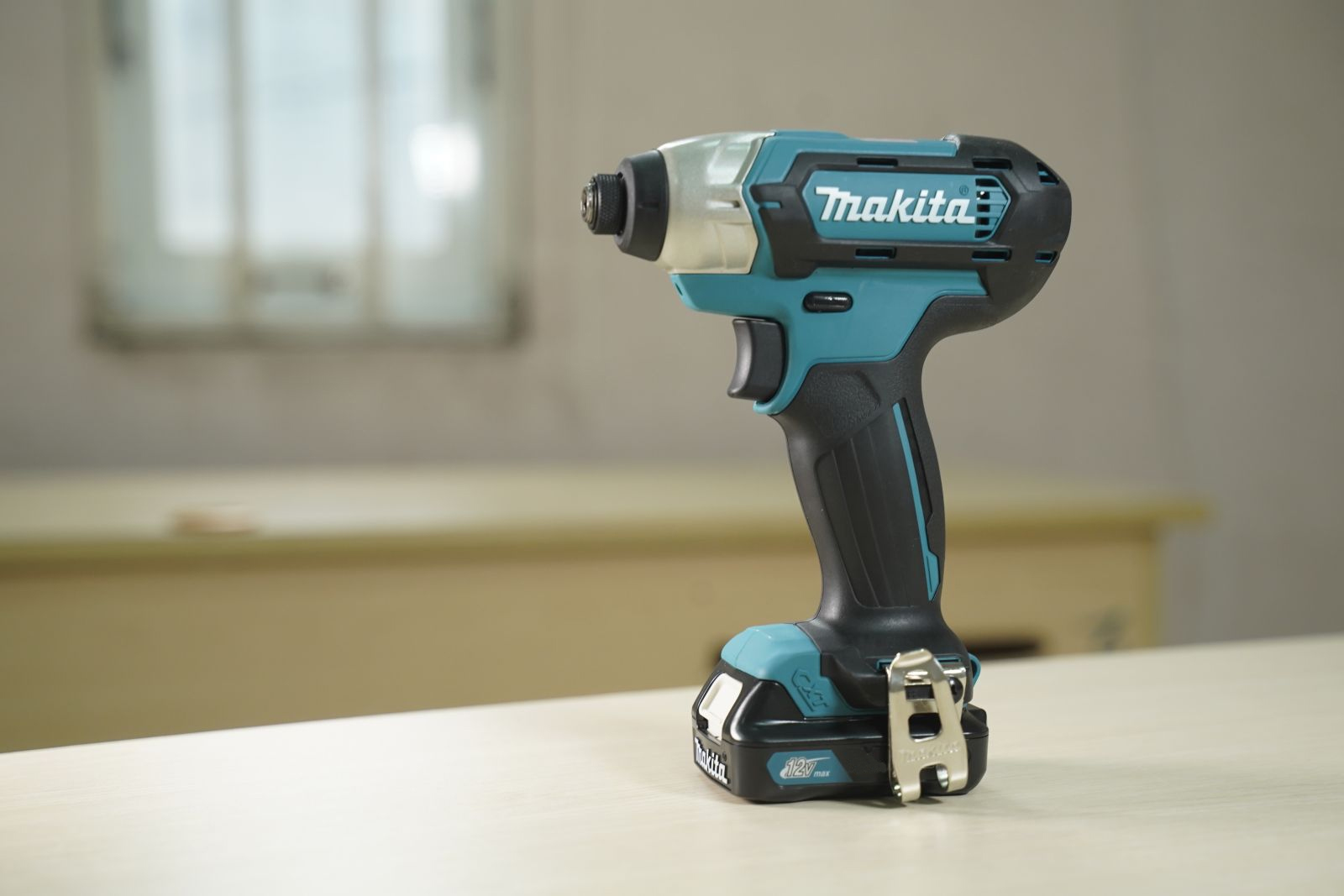 Máy bắn vít dùng pin Makita TD110DSYE (12V )