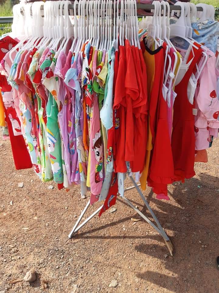 Vòng tròn và chân xếp treo quần áo