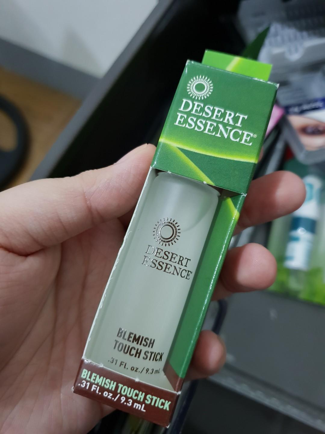 Thanh lăn mụn thảo mộc Desert Essence Blemish Touch Stick