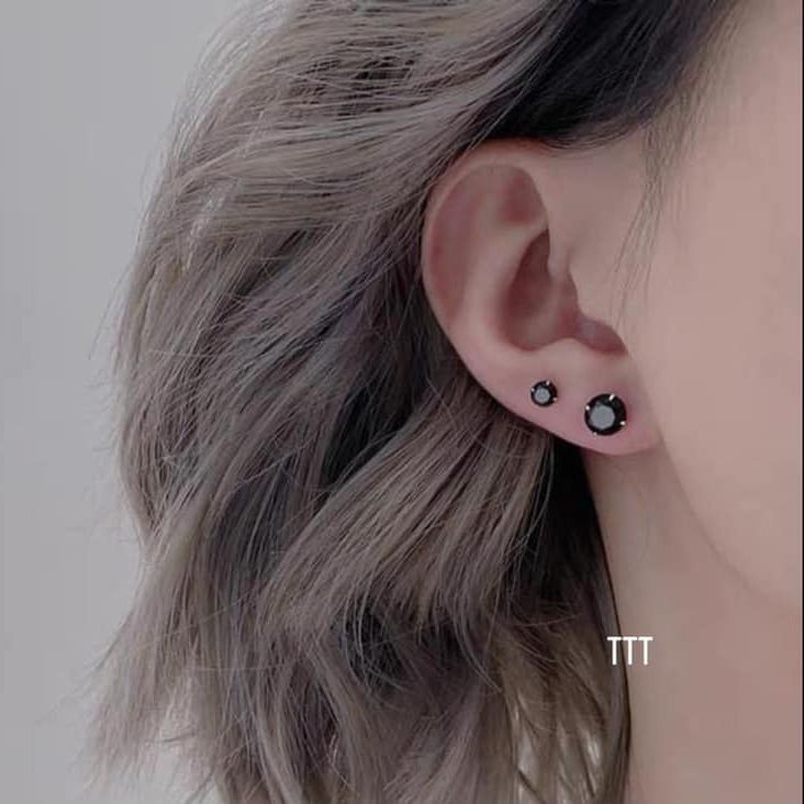 1 chiếc nụ tai bạc đá đen