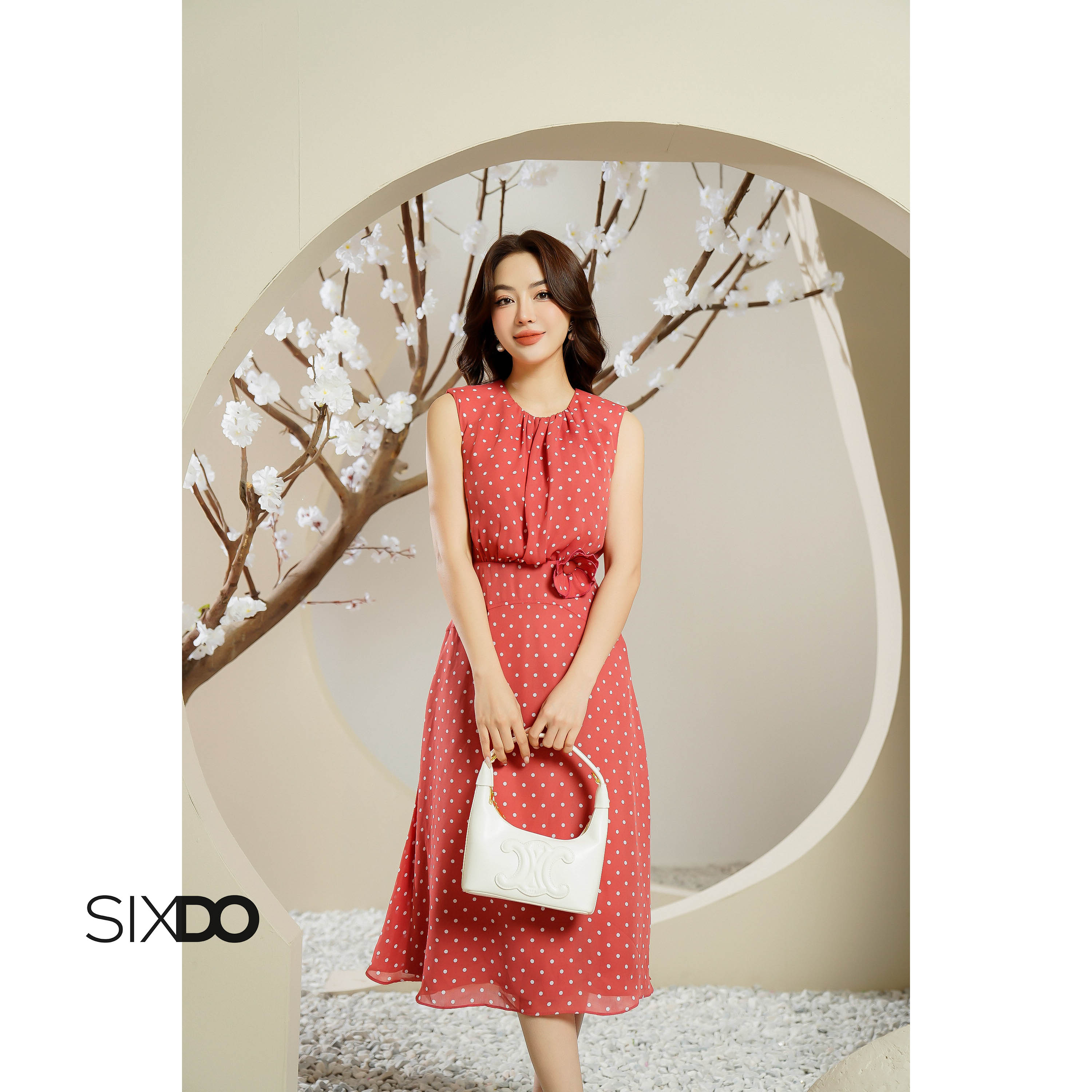 Đầm sát nách chấm bi cổ tròn SIXDO (Polka Dot Midi Woven Dress With Flower)