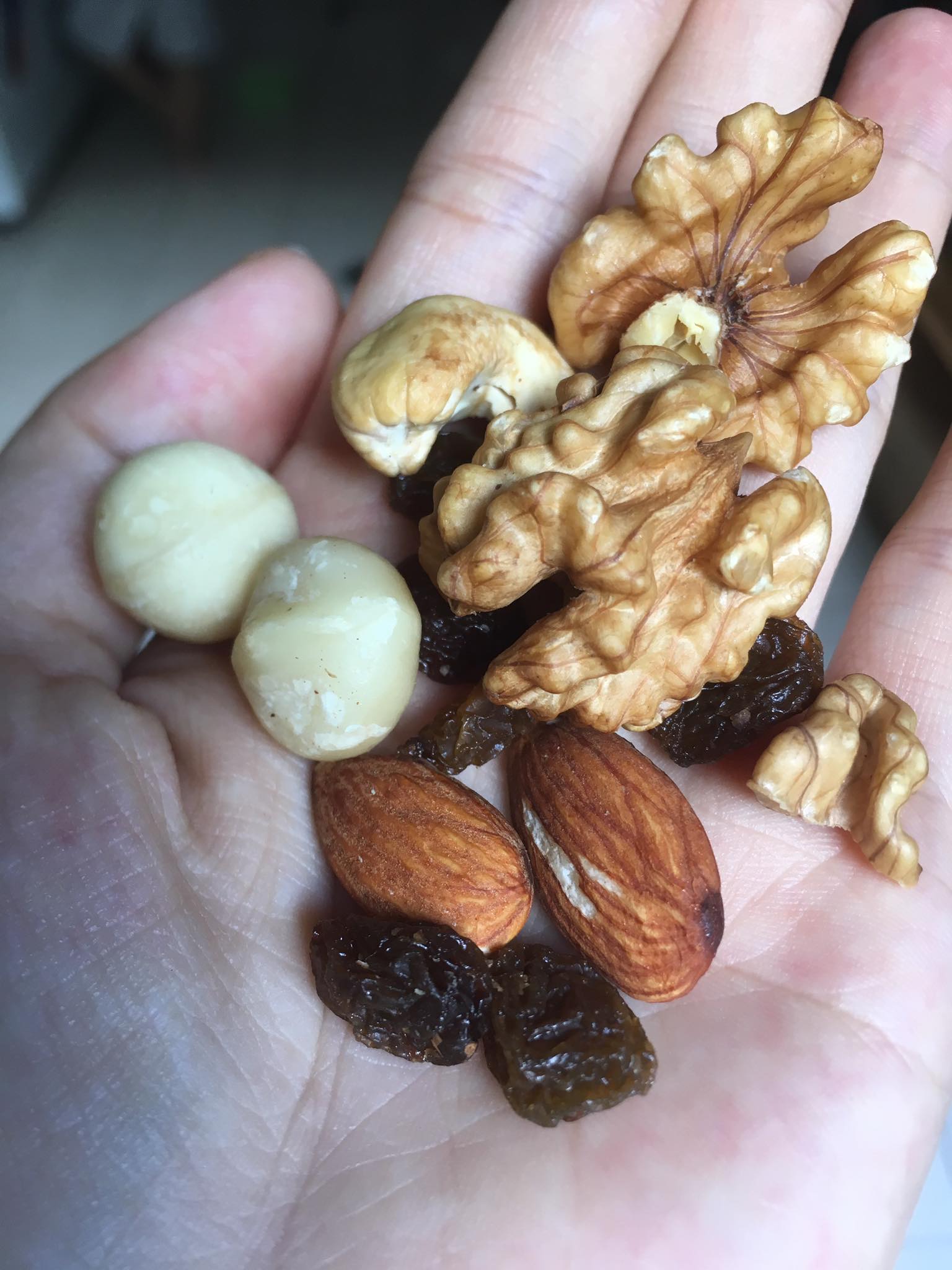 Hỗn hợp hạt HEALTHY MIX 240GR (óc chó, hạnh nhân, hạt điều, macca, nho khô hữu cơ)