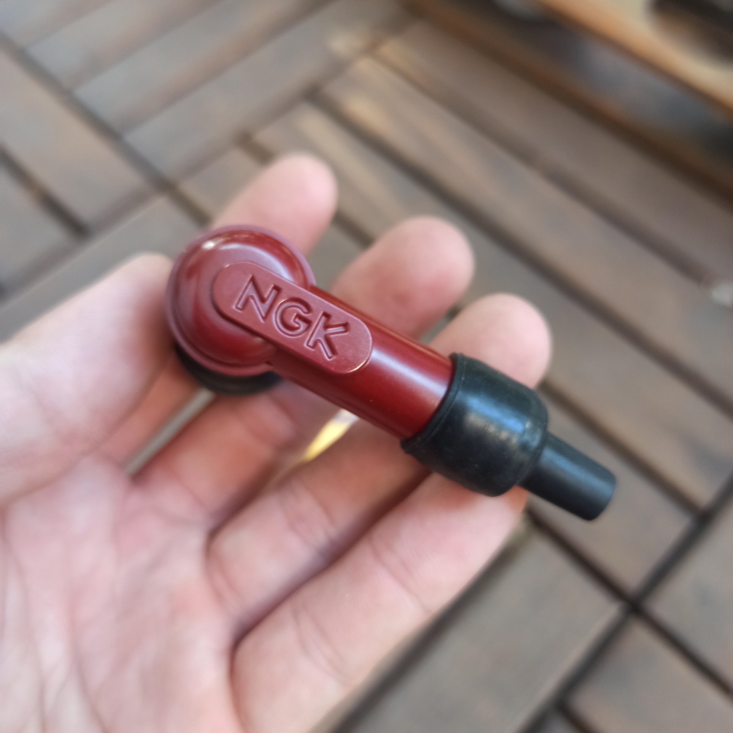 Chụp bugi NGK LB05E-R (màu đỏ) dành cho bugi vespa bugi ren 14mm