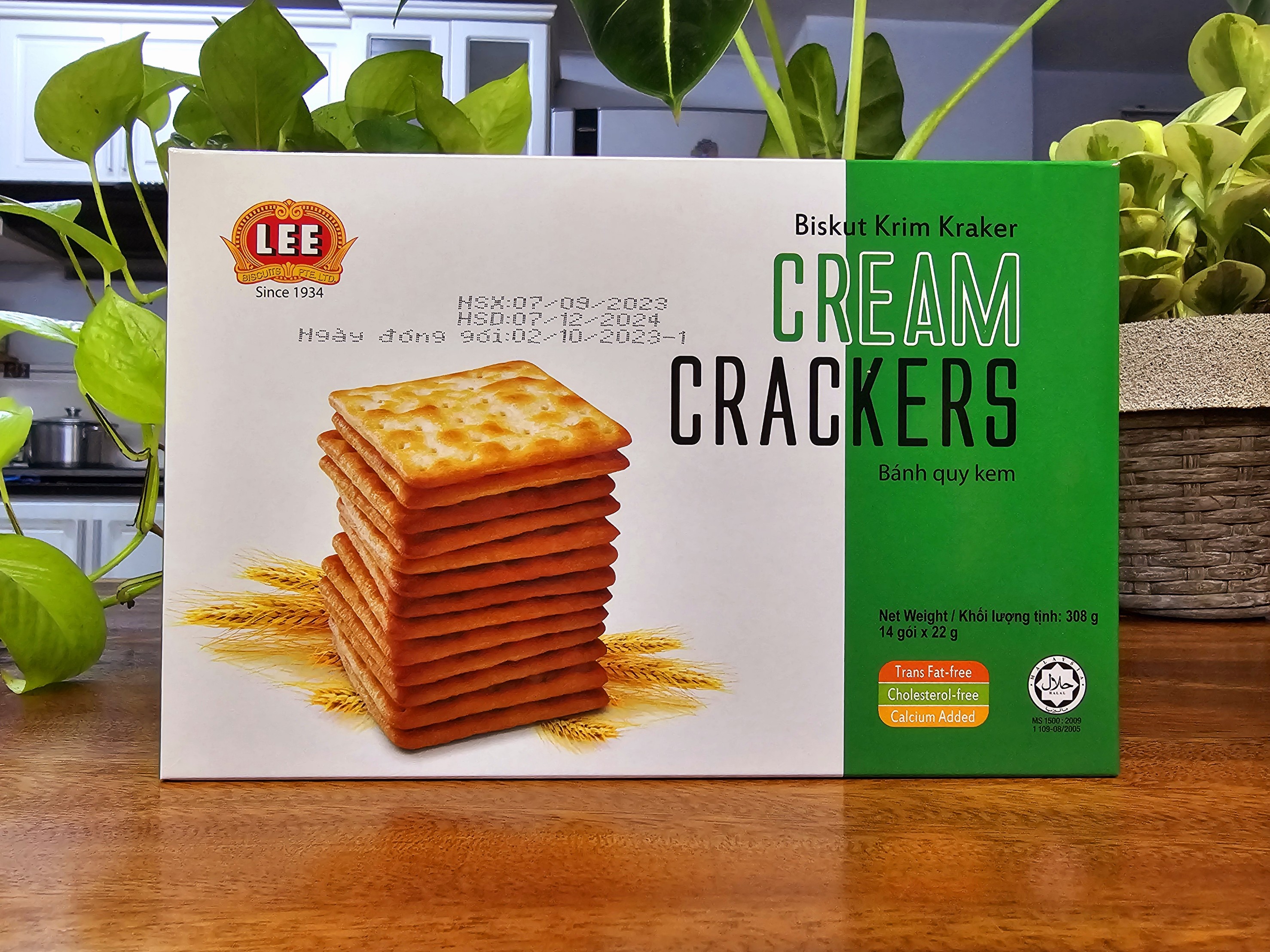 Bánh quy không đường lúa lạt LEE BISKUIT KRIM KRACKER - MALAYSIA