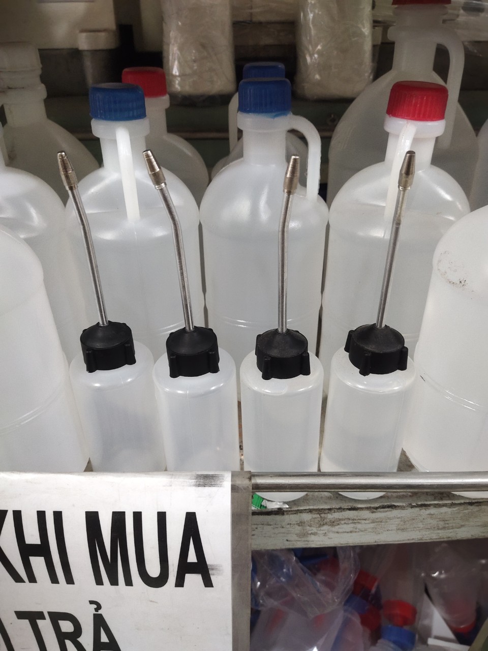 1 chai dầu trắng châm máy may tốt