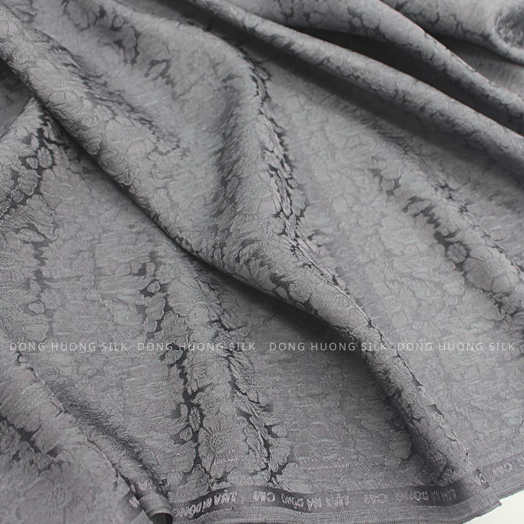 Vải Lụa Tơ Tằm Satin Hoa Cúc Ghi Chì – LHVS073