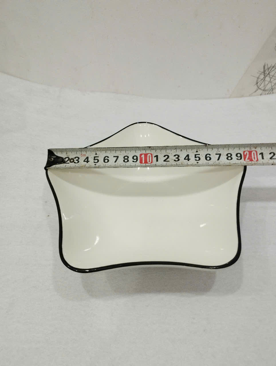 dĩa sứ trắng sọc viền đen hình ngôi sao