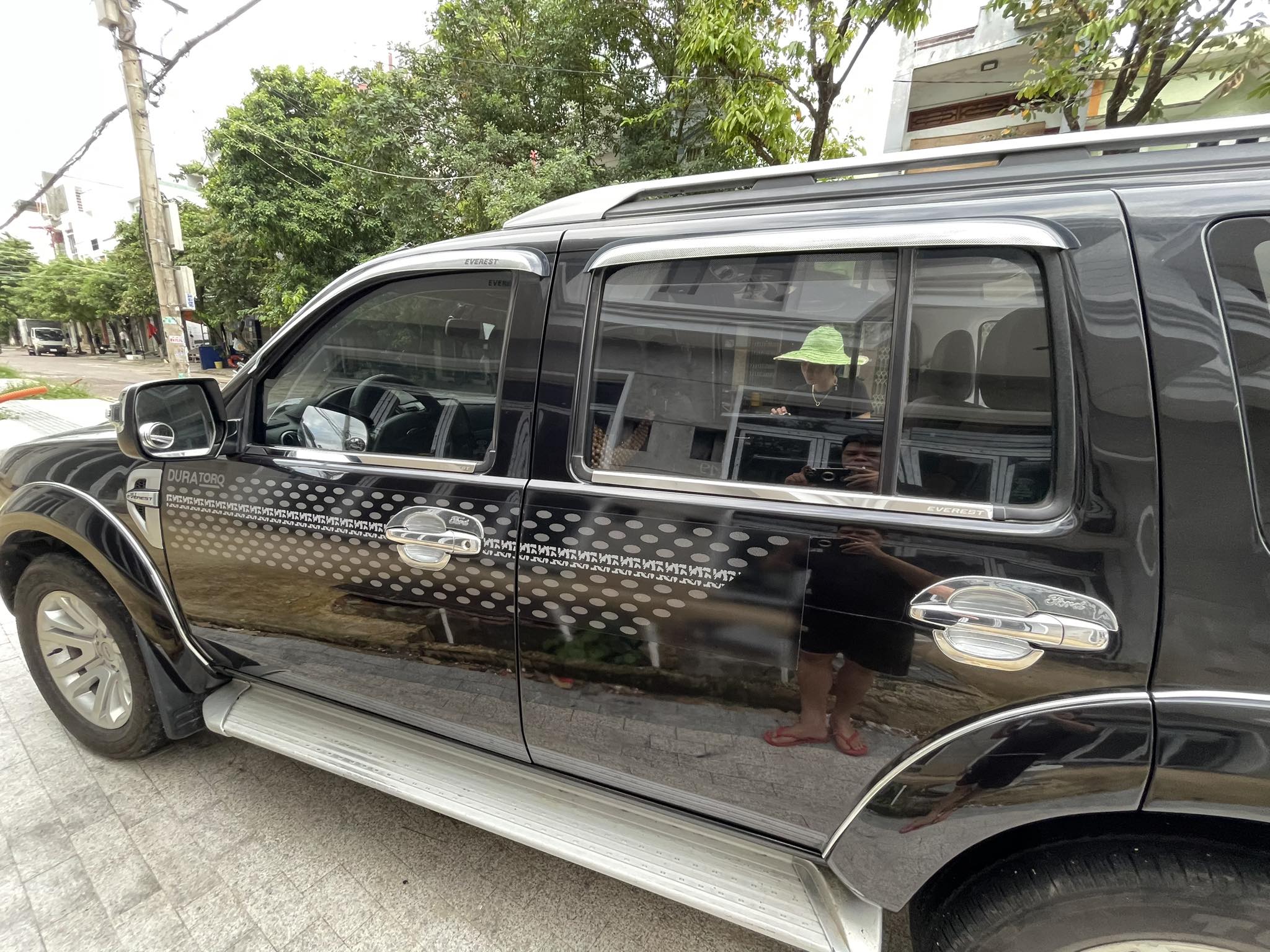 Viền INOX chân kính FORD Everest 2010