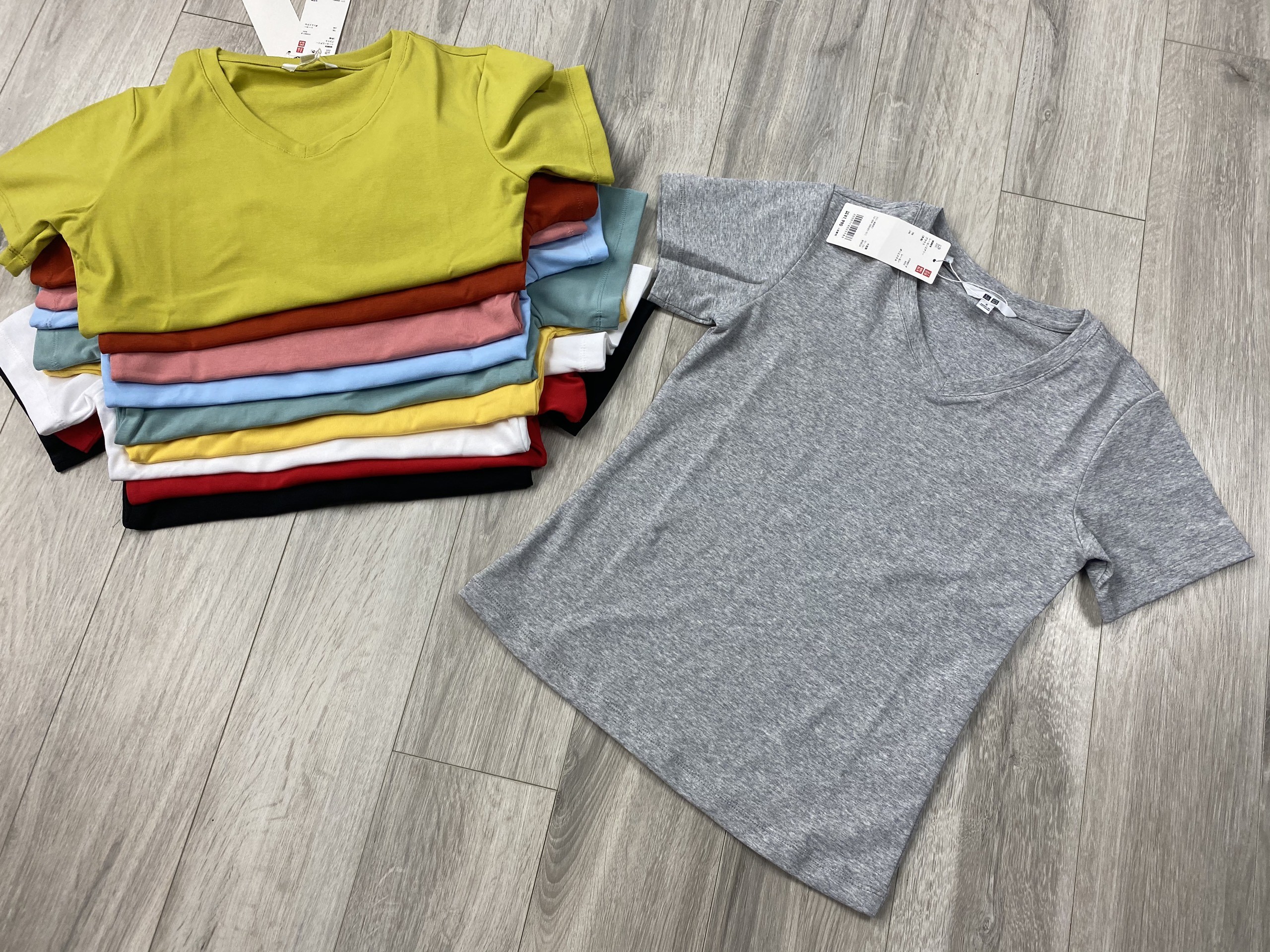 Áo Uniqlo cổ tim