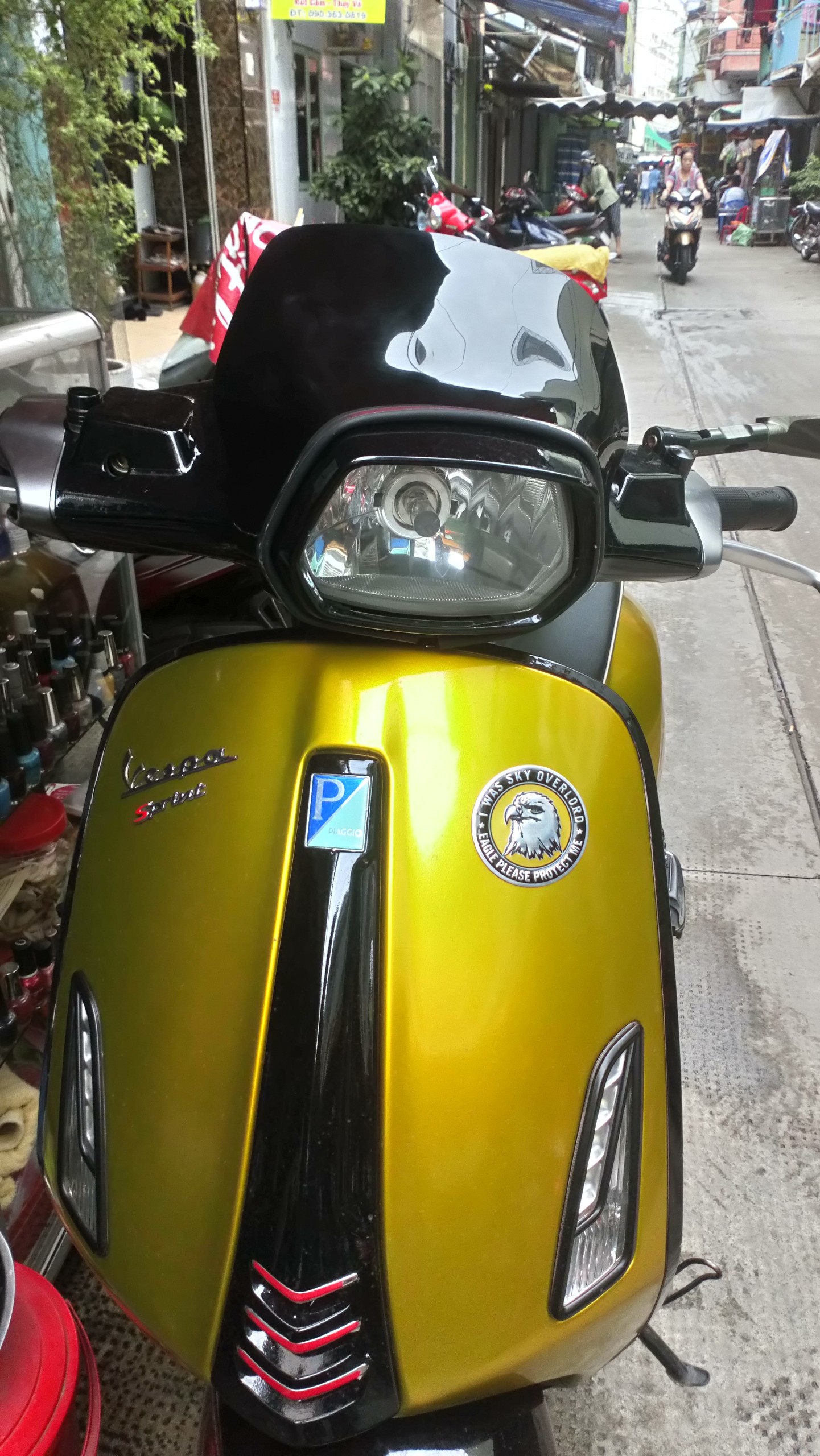 Kính chắn gió vespa không giá đỡ