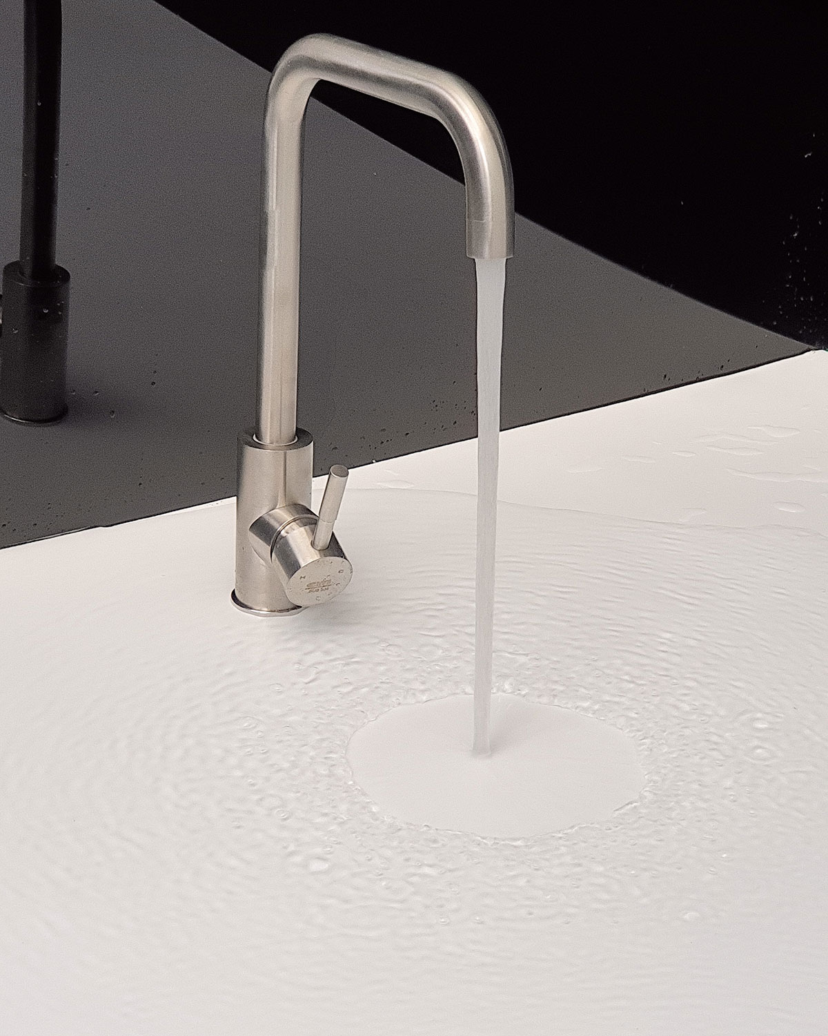 (Có Video) Vòi rửa chén nóng lạnh Inox SUS 304 Eurolife EL-T001 (Trắng vàng)