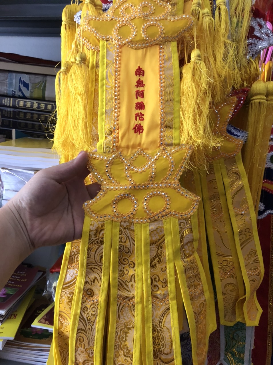 Phan treo vải vàng - phướn treo phật giáo