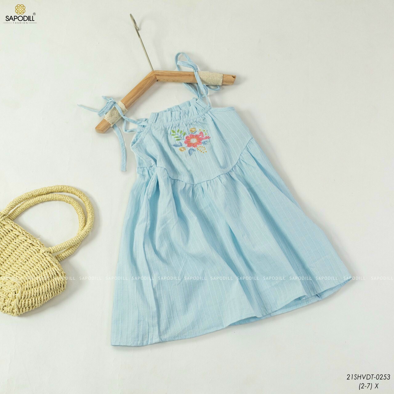 Đầm 2 dây thêu hoa tinh tế