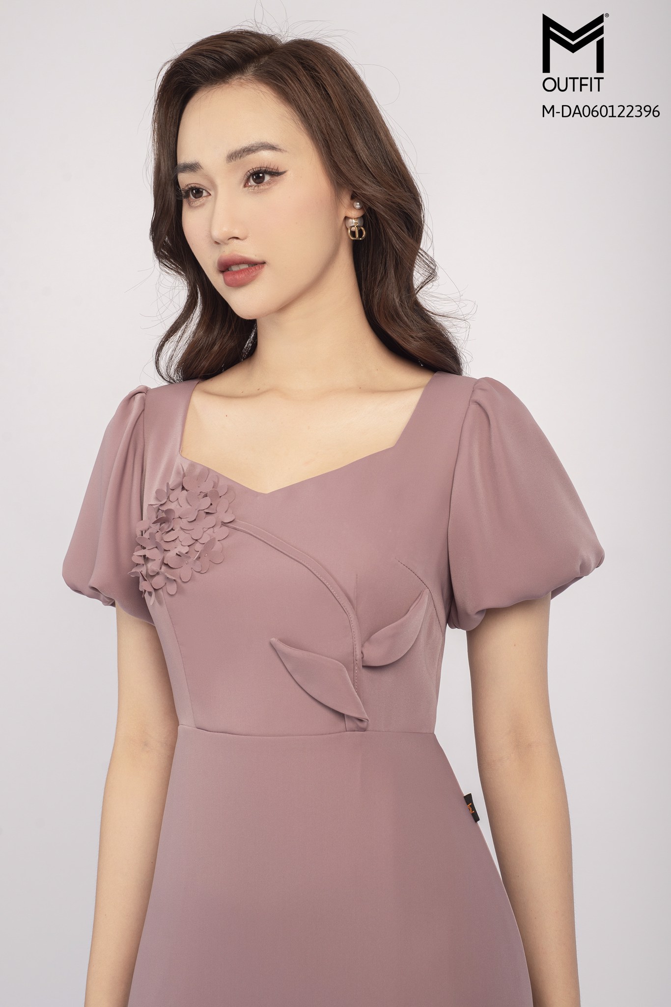 Đầm cổ U đính hoa 3D - Mmoutfit