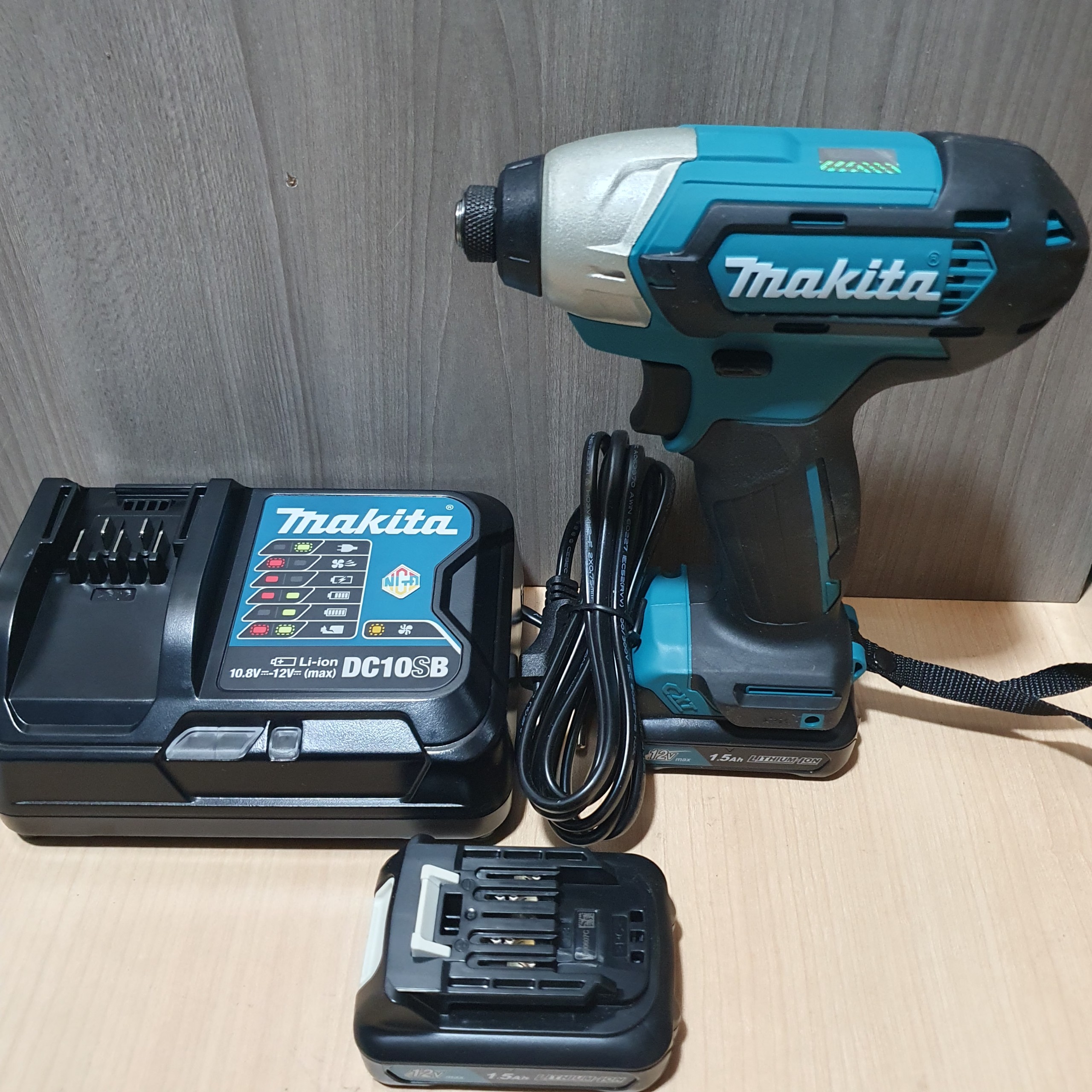 Máy bắn vít dùng pin Makita TD110DSYE (12V )
