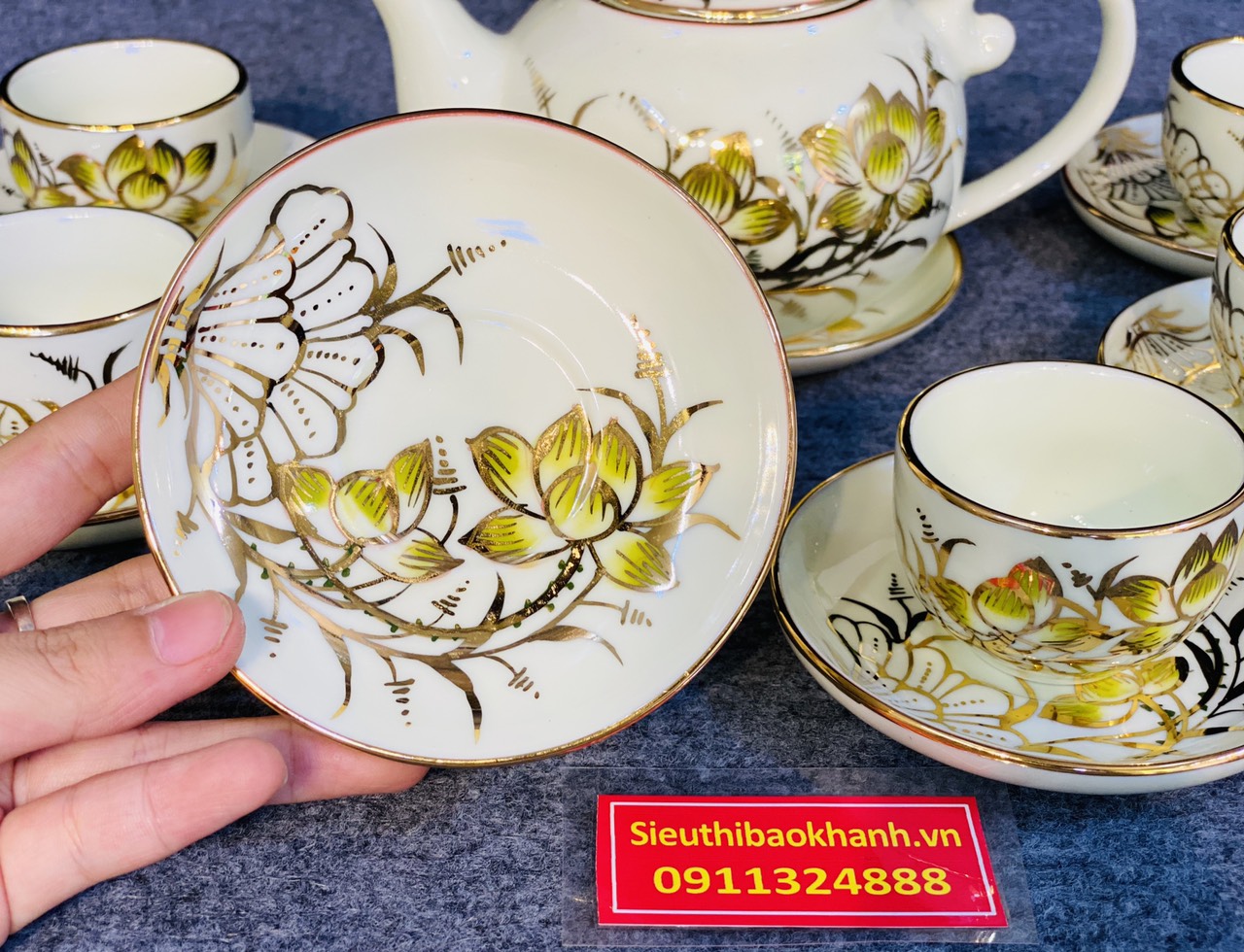 Bộ ấm chén cao cấp họa tiết hoa sen vàng