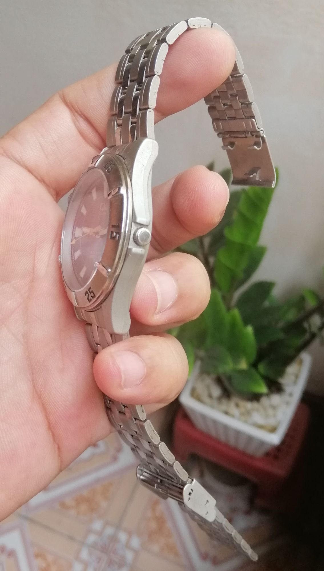 Đồng hồ năng lượng nam hiệu Q&Q Nhật