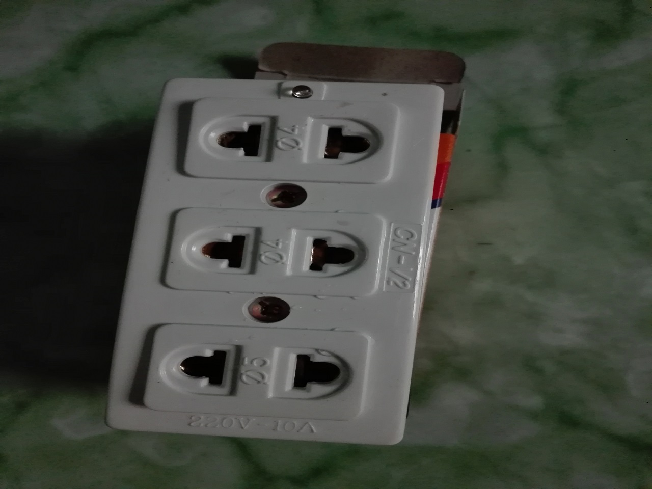 Ổ cắm điện 3 lổ  Conip V2