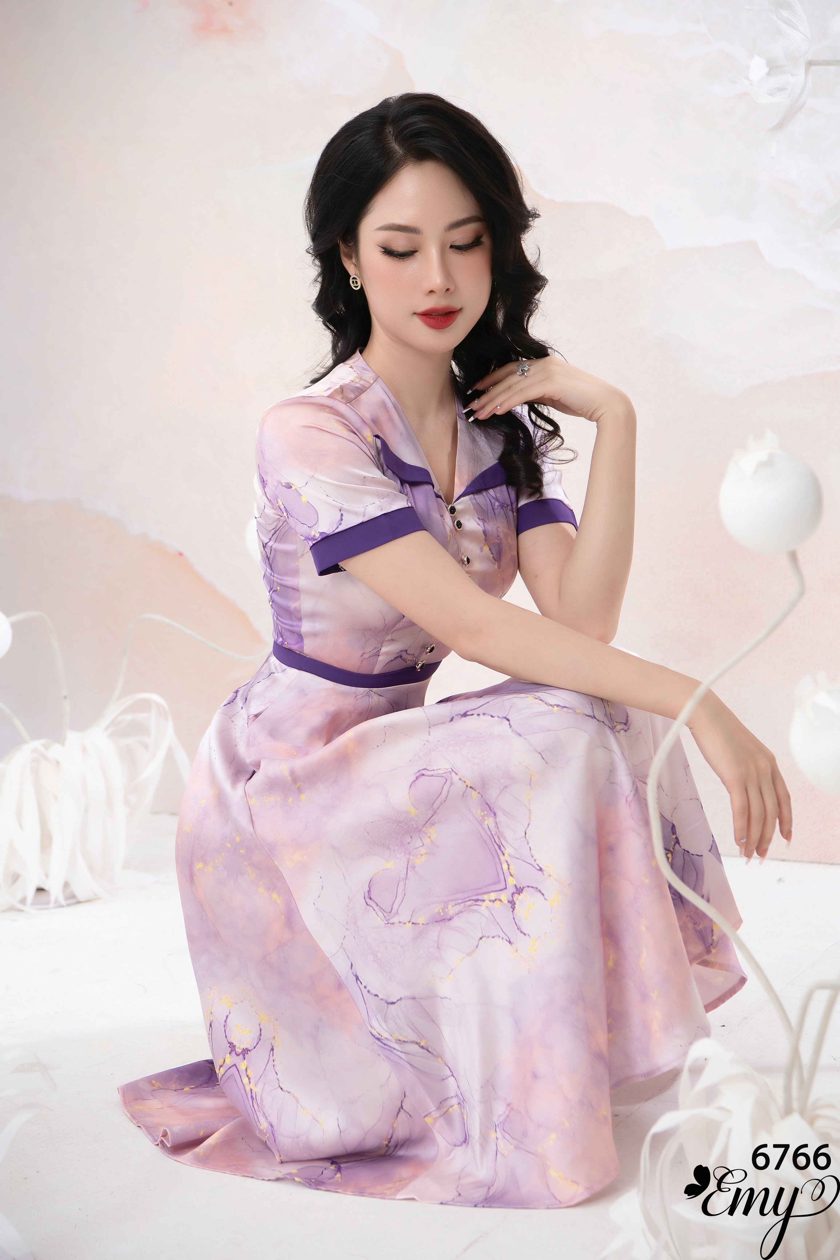 Đầm EMY EM6766 Xoè Cổ V Nền Tím Nhạt