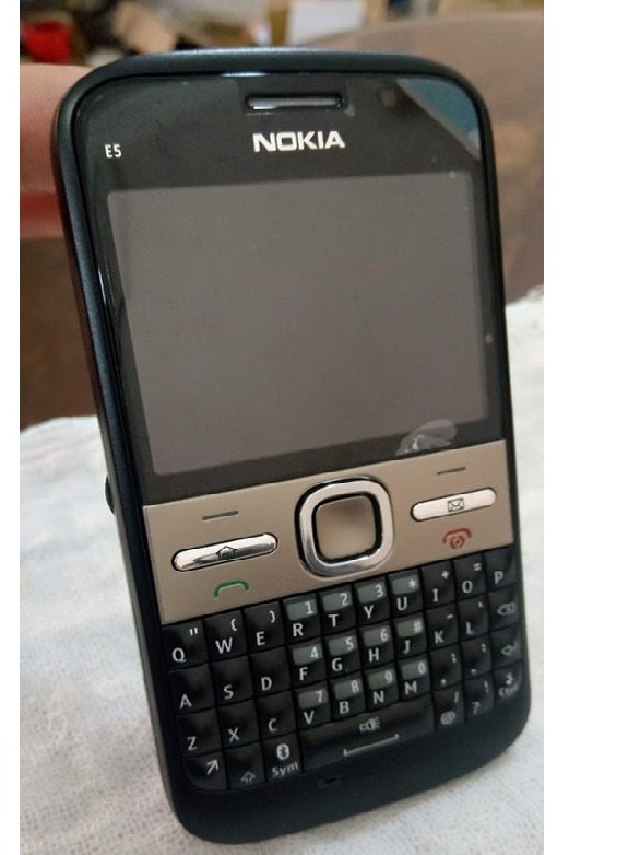 Điện thoại NOKIA 8310 / zin đủ phụ kiện.