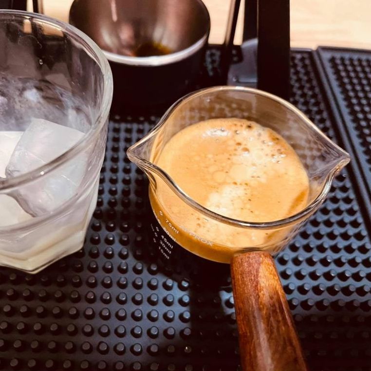 Cốc đong cà phê thủy tinh cán gỗ 3C ROASTERY 100ml