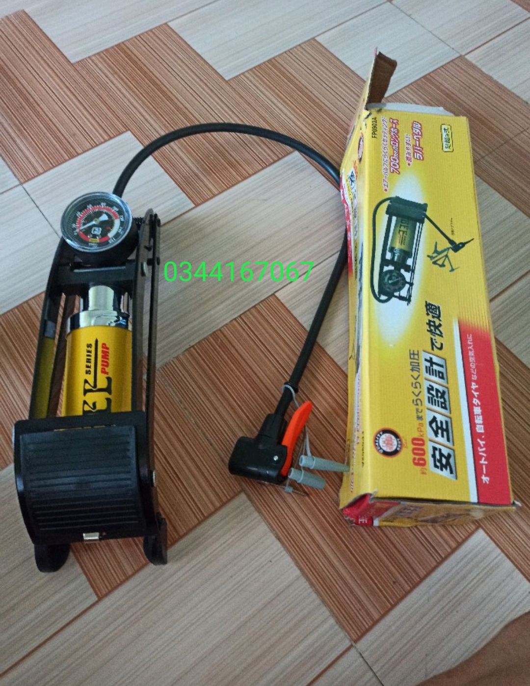 Bơm hơi đạp chân 1 xilanh hãng BEE