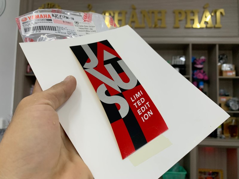 Tem sườn Janus 2020 Đen Nhám Phải ( chử Limted Edition Trắng Đỏ ) ( 1 Miếng ) BJ7F179K1000