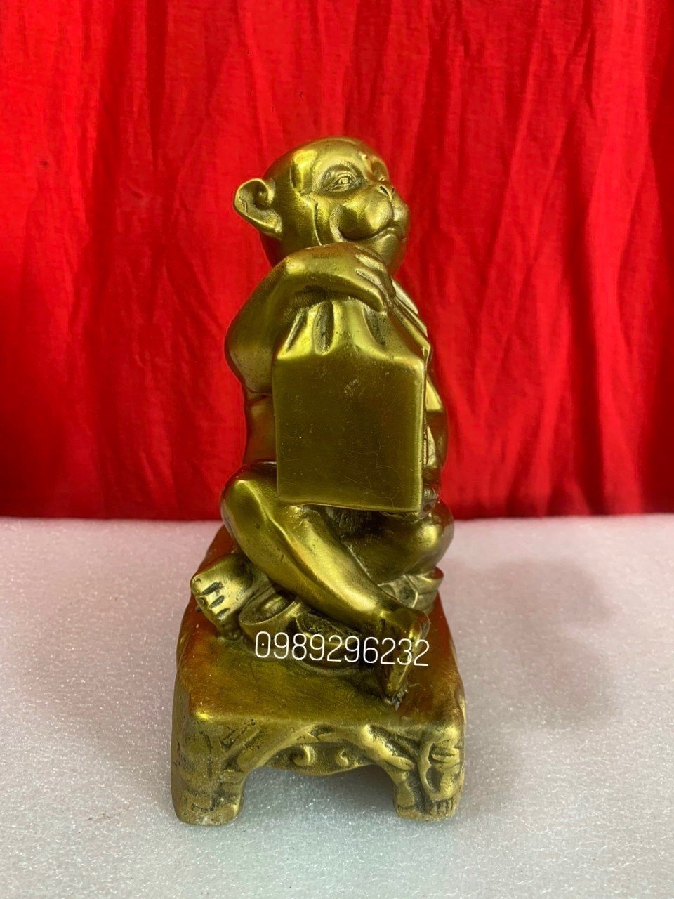 Tượng Khỉ ôm ấn bằng đồng vàng - Khỉ ôm ấn phong thuỷ