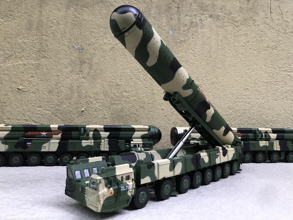 [HCM]Mô hình xe xe quân sự  Topol-M  1:64
