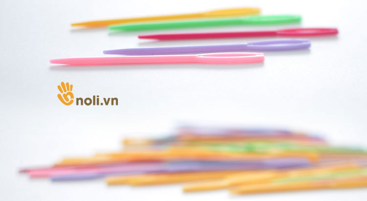 Plastic wool sewing needle