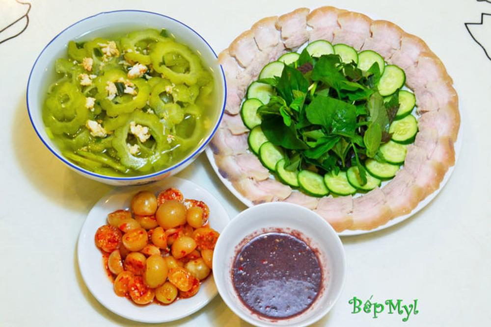 1 hũ mắm tôm chấm cà, thịt luộc, chấm xoài cực ngon