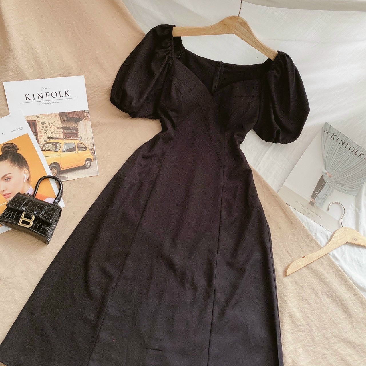 Đầm đen cổ V basic