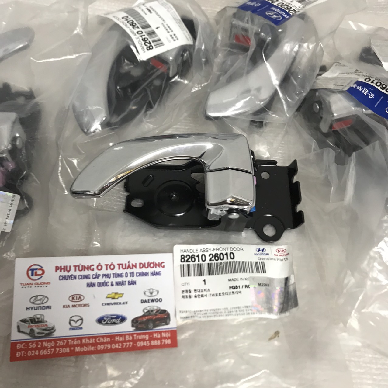 Tay mở cửa trong hyundai santafe gold 8261026010
