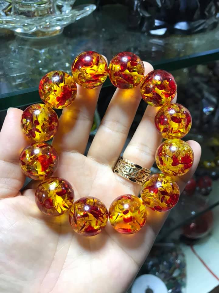 Vòng tay hổ phách bông đỏ mẫu hạt tròn 20ly